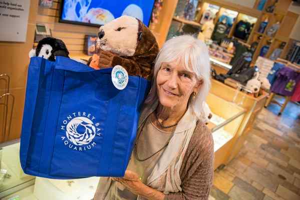 Eco-Friendly Bags Only as 19 American Aquariums Join Forces to Phase Out Plastic